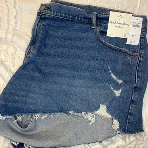 Abercrombie mid rise mom short. Size 37 24z new with tags. Just never returned